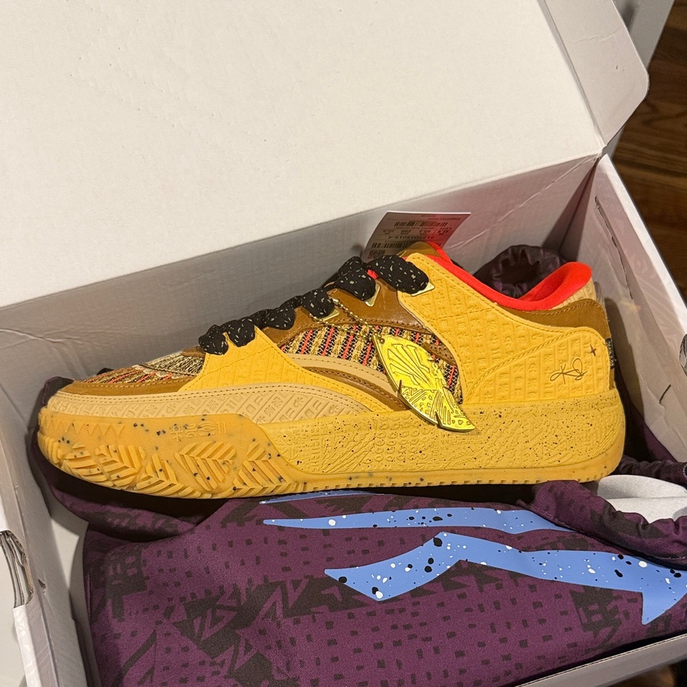 Kyrie Irving Anta low tops brand new size 11.5m with tags